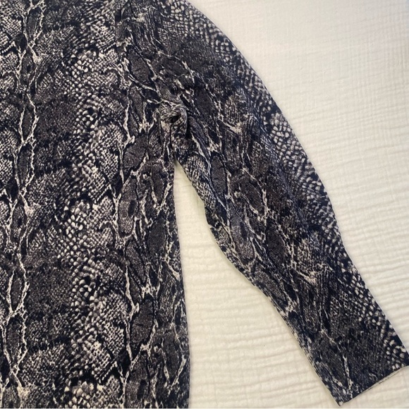 Talbots Black Gray Snake Print Long Sleeve Merino Wool Sweater Shirt LargePetite - Picture 12 of 16